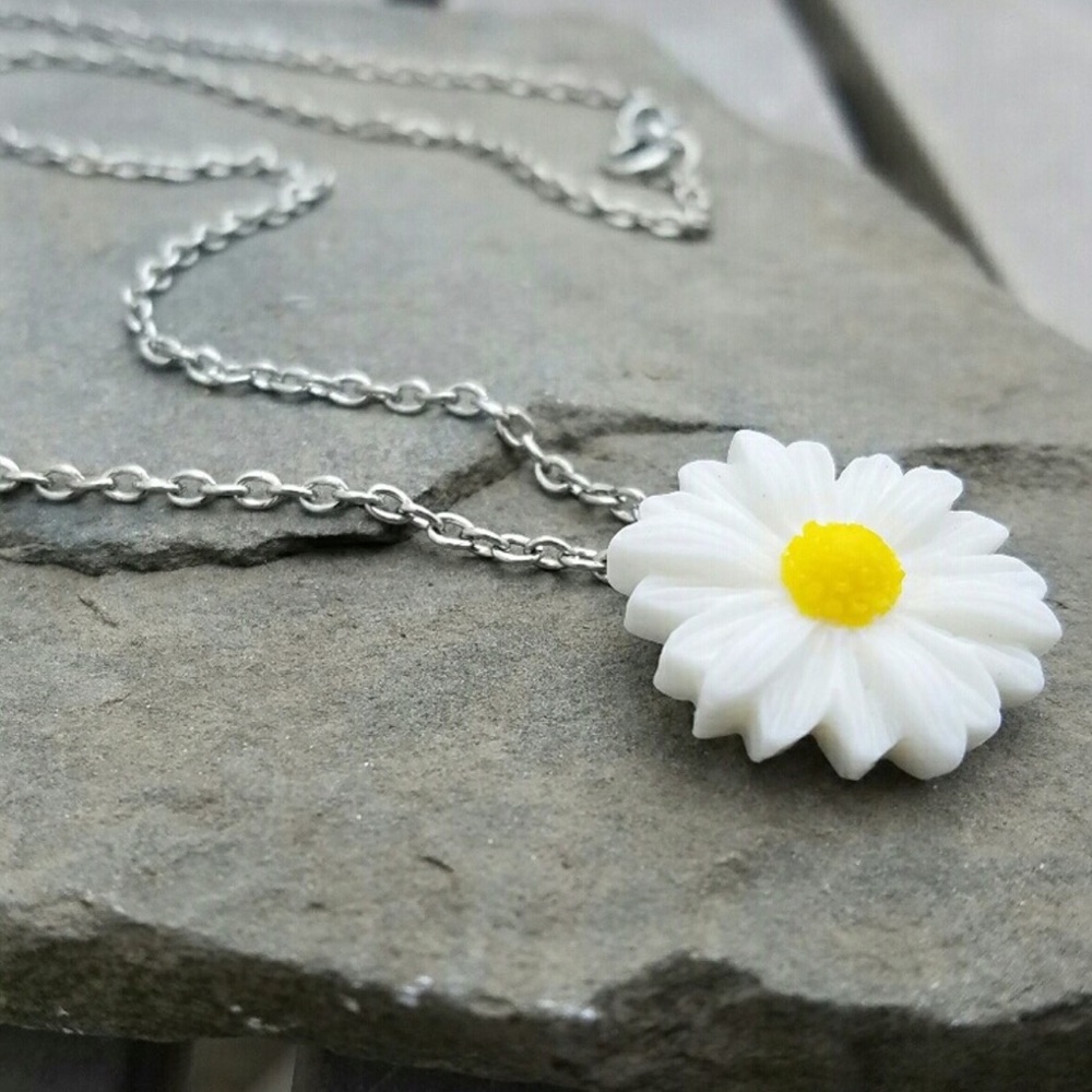White Daisy Silver Plated Chain 18” Necklace New - Picture 2 of 4